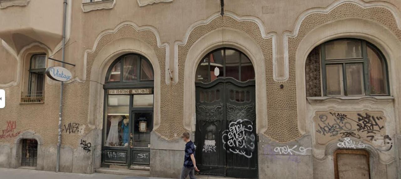 P9 By Small * Budapest